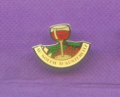 Rare Pins Verre De Vin Au Soleil D'austerlitz Q736 - Bevande