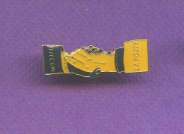 Rare Pins France Telecom La Poste Poignée De Main Q772 - Correo