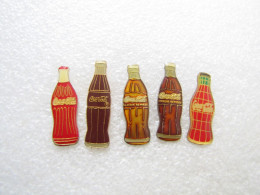 PIN'S   LOT 5 BOUTEILLES COCA COLA  Différentes - Coca-Cola