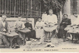 COPIE DE CARTE POSTALE ANCIENNE SALIES DE BEARN GROUPE DE SANDALIERS - Artisanat