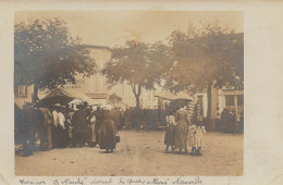 Courçon D'aunis * RARE Carte Photo * Le Marché Devant La Quincaillerie Nouvelle * Villageois - Other & Unclassified