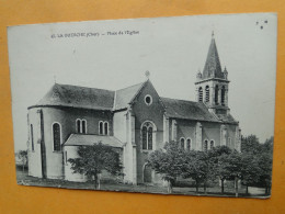 LA GUERCHE -- Place De L'Eglise - Eglise - La Guerche Sur L'Aubois