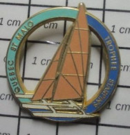 2120 Pin's Pins / Beau Et Rare / SPORTS / VOILE BATEAU VOILIER QUEBEC ST MALO TROPHEE STARPIN'S TRIMARAN - Voile