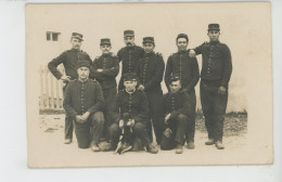 AVORD - CAMP D'AVORD - GUERRE 1914-18 - Carte Photo Militaires Posant Avec Chien Mascotte (N°60 Sur Uniformes) En 1914 - Avord