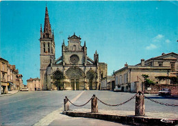 33 - Bazas - Place De La Cathédrale St-Jean-Baptiste - Automobiles - Flamme Postale De Bazas - CPM - Voir Scans Recto-Ve - Bazas