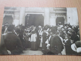 Cérémonie Religieuse à La Sortie De L'Église - Les Lilas