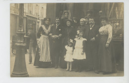 COMMERCE - MAGASINS - Carte Photo Famille De Boulangers Posant Avec Clients Devant BOULANGERIE Début XXème - Negozi