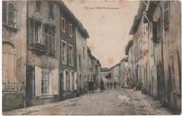 57- VIC Sur SEILLE - Une Rue De La Localité  - Ed Hermann      -CPA - Vic Sur Seille