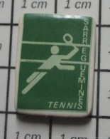 716B Pin's Pins / Beau Et Rare / SPORTS / CLUB TENNIS SARREGUEMINES  Tirage Numéroté 468/500 - Tenis