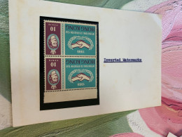 Hong Kong Stamp Error Watermark Inverted Refer To Yang Catalog Rare Attractive Pair - Storia Postale