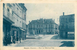 16 - Mansle - Place De L'Hôtel-de-Ville - Animée - Etat Pli Visible - CPA - Voir Scans Recto-Verso - Mansle