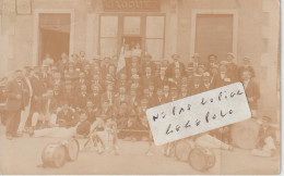 ROANNE - Un Très Grand Groupe De Personnes Ainsi Que La Fanfare Posant Devant La Maison Jacquet   ( Carte Photo ) - Roanne