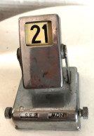 Calendrier Perpétuel Vintage En Métal - Desk Calendar - Autres & Non Classés