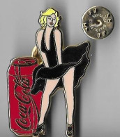 GROS PIN'S MARILYN MONROE COCA-COLA. 4,7 CM X 2,9 CM.  VARIANTE ROBE NOIRE. - Filmmanie