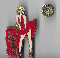 GROS PIN'S MARILYN MONROE COCA-COLA. 4,7 CM X 2,9 CM.  VARIANTE ROBE VERTE - Films