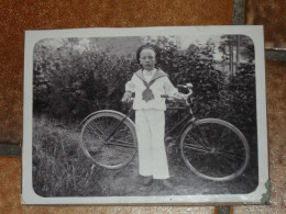 PHOTOGRAPHIE SUR CARTON D'UN ENFANT EN MARIN + VELO. HMS QUEEN - Personas