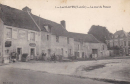 LES  CLAYES  SOUS  BOIS -  YVELINES  -  (78)  -  CPA  ANIMEE  -   LA  COUR  DU  PRESSOIR. - Les Clayes Sous Bois