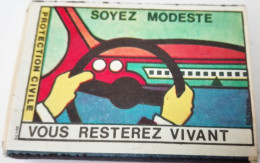 Boites D'allumettes Vide 5,5cm X4cm PROTECTION CIVILE SOYEZ MODESTE VOUS RESTEREZ VIVANT - Matchboxes