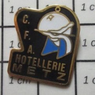 713A  Pin's Pins / Beau Et Rare / ALIMENTATION / CFA HOTELLERIE METZ CENTRE DE FORMATION APPRENTIS - Alimentation