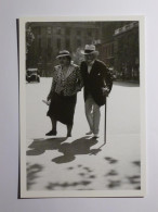 BUDAPEST - CAFE GERBEAUD / Couple âgé Devant Le Café - Homme Moustache Avec Canne -carte Publicitaire Moderne De Hongrie - Caffé