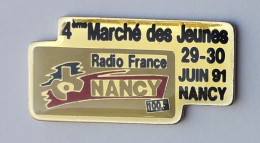 U108 Pin's Média Radio France Nancy 4ième Marché Des Jeunes Meurthe Moselle Achat Immédiat - Médias