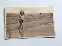 Carte Postale Ancienne (1937) Coxyde Première Rencontre Avec La Mer . Eerste Kennismaking Het Zoute Sop - Koksijde