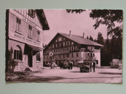 COL DE LA FAUCILLE (01) - Voitures Avec Douaniers Davant Le Bureau Douanes Françaises, Hôtel - Restaurant En Second Plan - Customs