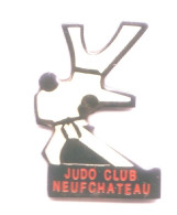 C118 Pin's JUDO CLUB NEUFCHATEAU VOSGES ACHAT IMMEDIAT - Judo