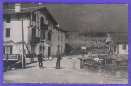 Carte Postale 64. Arneguy  Frontière Franco-Espagnole  La Douane  Au Pont International  Très Beau Plan - Arnéguy