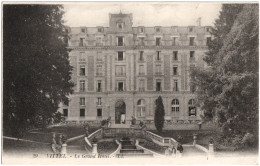 LOT 2 CPA DE VITTEL  (VOSGES)  LE GRAND HÔTEL. L'ESCALIER DU GRAND HÔTEL ET LE PARC - Vittel