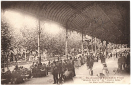 CPA DE VITTEL  (VOSGES)  ÉTABLISSEMENT THERMAL "GRANDE SOURCE" ET "SOURCE SALÉE"  -  LES GALERIES-PROMENOIRS - Vittel