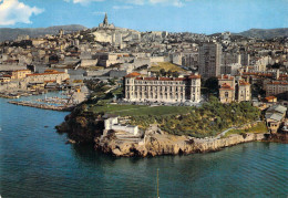 13 - Marseille - Vue Aérienne Du Jardin Du Pharo Et De Son Château - Dans Le Fond La Basilique De Notre Dame De La Garde - Parchi E Giardini