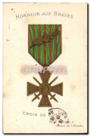 CPA Militaria Medaille Croix De Guerre - Uniformi