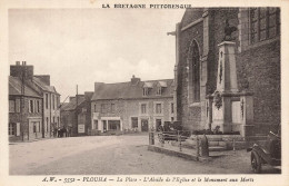 Plouha * La Place , L'abside De L'église Et Le Monument Aux Morts * Villageois - Plouha