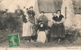 Vannes , Environs * Mendiants Bretons * Mendicite Mendiant Beggar * 1908 Coiffe Costume - Vannes