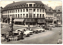 57 - TRÈS BELLE CARTE 1957 : St-AVOLD - PLACE DE LA VICTOIRE - VOITURES ANCIENNES - SAINT-AVOLD - MOSELLE - Saint-Avold