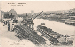 CPA Batellerie  Epernay (51)  Une Péniche Déchargeant Des Bouteilles Pour Le Champagne !!  Nommée St Oyen Bouillot - Binnenschepen