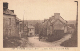 St Médard Sur Ille * La Vieille Route De La Gare Et Le Poste Du Village * Villageois - Other & Unclassified