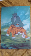 CPM WALT DISNEY LE LIVRE DE LA JUNGLE L OURS BALOO ATTRAPE LA QUEUE DU TIGRE SHERKAN - Altri & Non Classificati