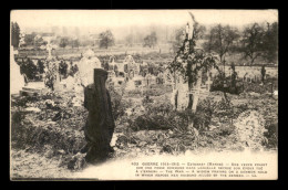 51 - ESTERNAY  -GUERRE 14/18 - UNE VEUVE PRIANT SUR UNE FOSSE COMMUNE - Esternay