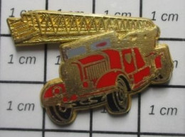 713B  Pin's Pins / Beau Et Rare / POMPIERS / CAMION LAFFLY 1937 GRANDE ECHELLE Par BALLARD - Brandweerman
