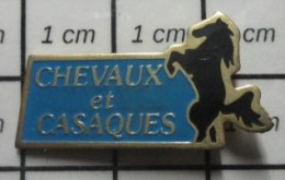 713B  Pin's Pins / Beau Et Rare / MEDIAS / REVUE MAGAZINE PRESSE ECRITE CHEVAUX ET CASAQUES - Médias