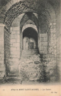 FRANCE - Abbaye Du Mont Saint Michel - Les Cachots - Vue Sur Une Entrée - Escalier - Carte Postale Ancienne - Le Mont Saint Michel