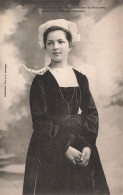 FOLKLORE - Jeune Fille De Riec Sur Belon Environs De Pont Aven (Etudes Des Coiffes De Bretagne) - Carte Postale Ancienne - Kostums