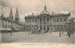 FRANCE - Chalons Sur Marne - Vue Sur La Place Et L'hôtel De Ville - N D Phot - Animé - Carte Postale Ancienne - Châlons-sur-Marne