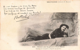 CELEBITES - Botrel Sur La Grève à Port Blanc - Endroit Où Il Se Plaît à Composer - Animé - Carte Postale Ancienne - Scrittori