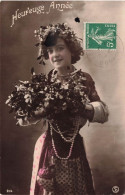 FETES - VOEUX - Nouvel An - Heureuse Année - Une Femme Tenant Un Bouquet De Fleur - Carte Postale Ancienne - Nouvel An