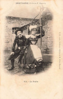 COUPLES - Un Couple Assis Sur Le Bord Du Puits - Carte Postale Ancienne - Couples