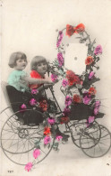 ENFANTS - Enfants - Deux Jeunes Filles - Voiture - Jouet - Fleurs - Colorisé - Carte Postale Ancienne - Otros & Sin Clasificación