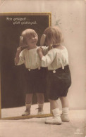 ENFANTS - Une Jeune Fille Brossant Les Cheveux Devant Un Miroir - Souriante - Fein Gebugelt - Carte Postale Ancienne - Altri & Non Classificati